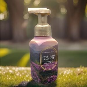 Bath & Body Works Foaming Hand Soap- Sweet Mum Blossom (8.75 fl oz)